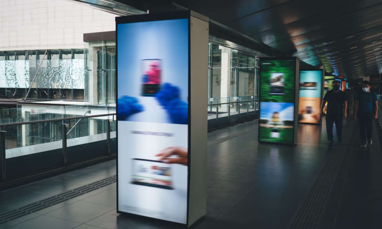 Kalabalık alanlarda dijital tabela ekranı — mağaza ve AVM dijital reklam